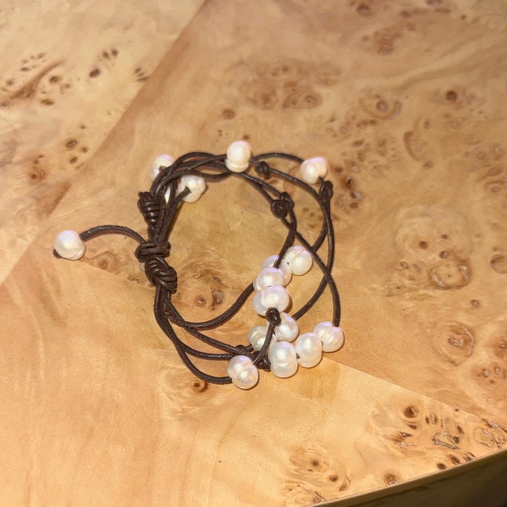 Multi-layered pearl bracelet with brown leather